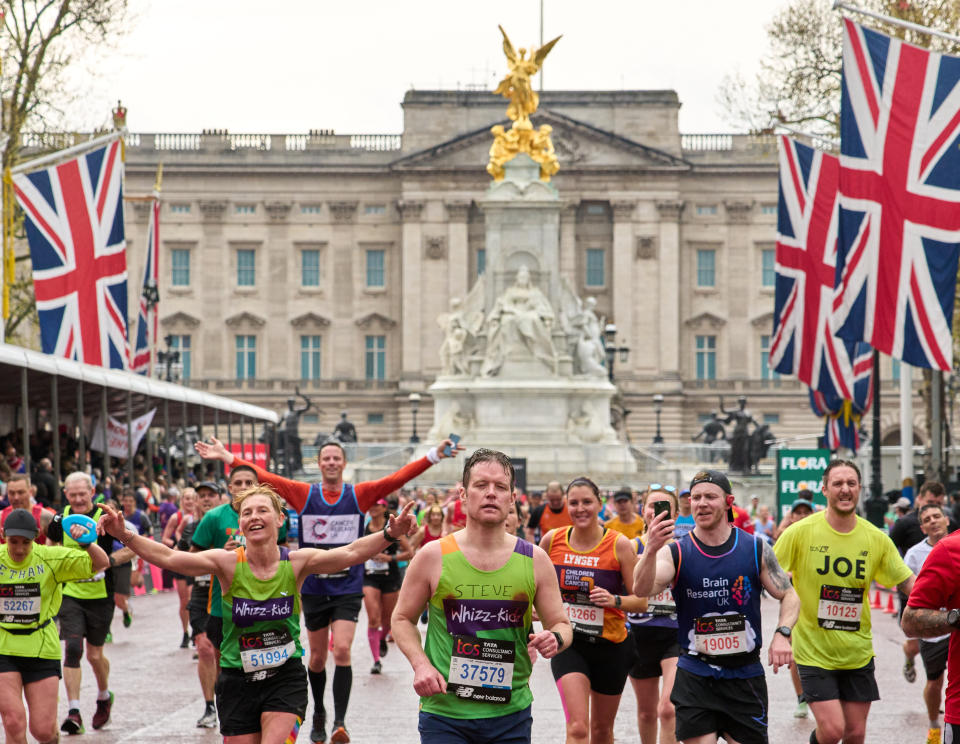 Knapp 50.000 Läufer*innen sind am Sonntag beim berühmten London-Marathon an der Start gegangen