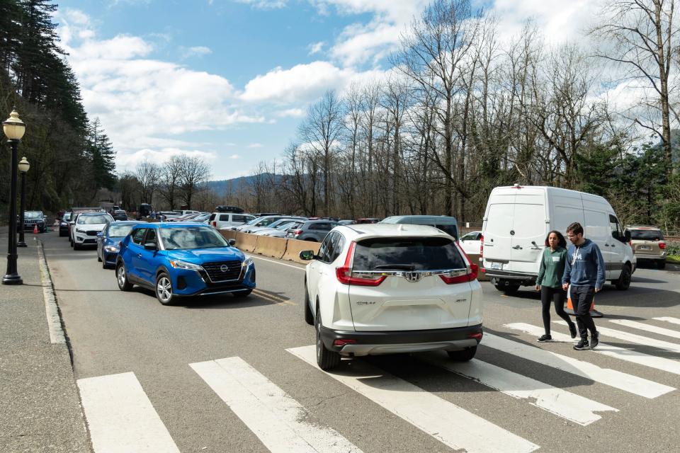 La congestión frente a Multnomah Falls ha sido un problema importante en la histórica carretera del río Columbia. Este año, un abanderado intentará dirigir el tráfico y mantener los autos en movimiento.