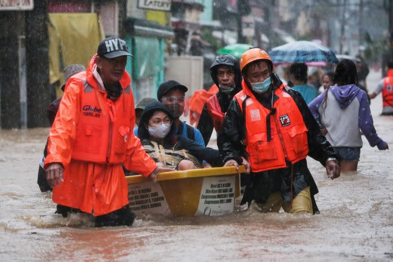 Typhoon Vamco batters Manila