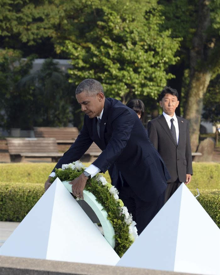 KMA15 HIROSHIMA (JAPÓN) 27/05/2016.- El presidente de Estados Unidos, Barack Obama, realiza una ofrenda floral en el Parque de la Paz el 27 de mayo de 2016, en Hiroshima (Japón). Obama es el primer presidente en el cargo en visitar Hiroshima, el demócrata Jimmy Carter lo hizo como expresidente en 1984, mientras que el republicano Richard Nixon acudió en 1964, cuatro años antes de convertirse en presidente de los EE.UU. EFE/Ma Ping / Pool