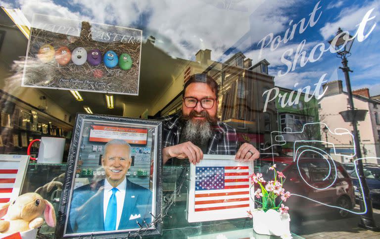 La pintoresca localidad de Ballina, a orillas del río Moy, en el noroeste de Irlanda, bulle de actividad ante la visita de su hijo más famoso, Joe Biden, esta semana. El Presidente de EE.UU. tiene previsto llegar a Ballina, al norte del condado de Mayo, el viernes, para dirigirse a miles de personas en el pueblo del que procede su familia antes de emigrar a Pensilvania en el siglo XIX.