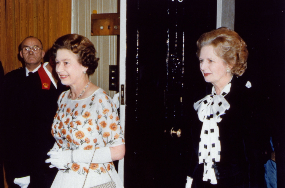 La reina Isabel II y Margaret Thatcher. (Foto: Daily Mirror / Getty Images)