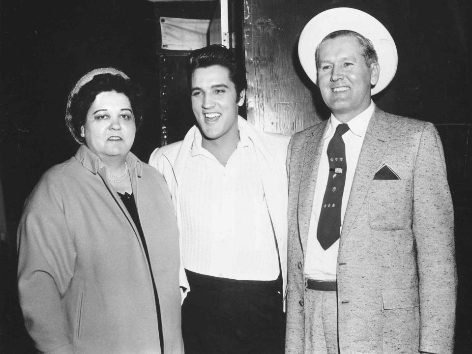 <p>Michael Ochs Archives/Getty</p> Elvis Presley with his parents Vernon and Gladys in 1961