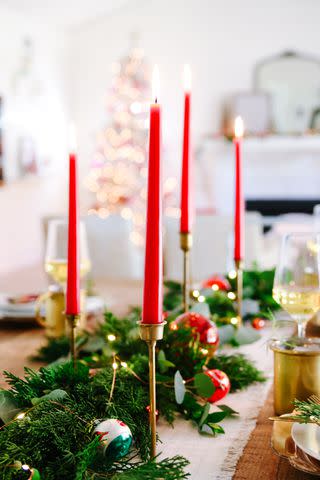 <p><a href="https://www.modern-glam.com/vintage-modern-christmas-table-in-white-and-red/" data-component="link" data-source="inlineLink" data-type="externalLink" data-ordinal="1">Modern Glam</a></p>