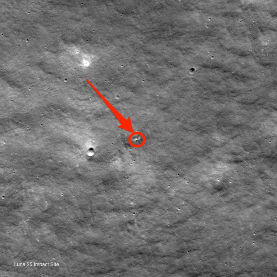Ein neuer Krater auf dem Mond, entdeckt von einer Nasa-Raumsonde, der wahrscheinlich durch den Absturz der russischen Mondlandefähre entstanden ist. - Copyright: NASA’s Goddard Space Flight Center/Arizona State University
