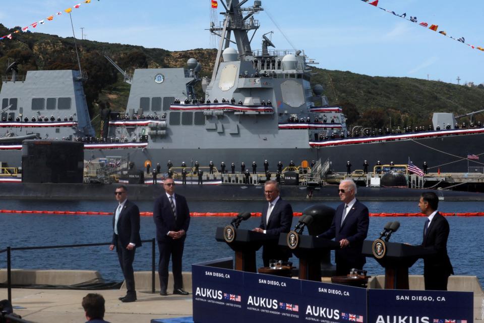 2023年3月13日，英相蘇納克（右起）、美國總統拜登、澳洲總理艾班尼斯在美國加洲聖地牙哥海軍基地，宣布AUKUS合作之下的澳洲核潛艦協議。路透社