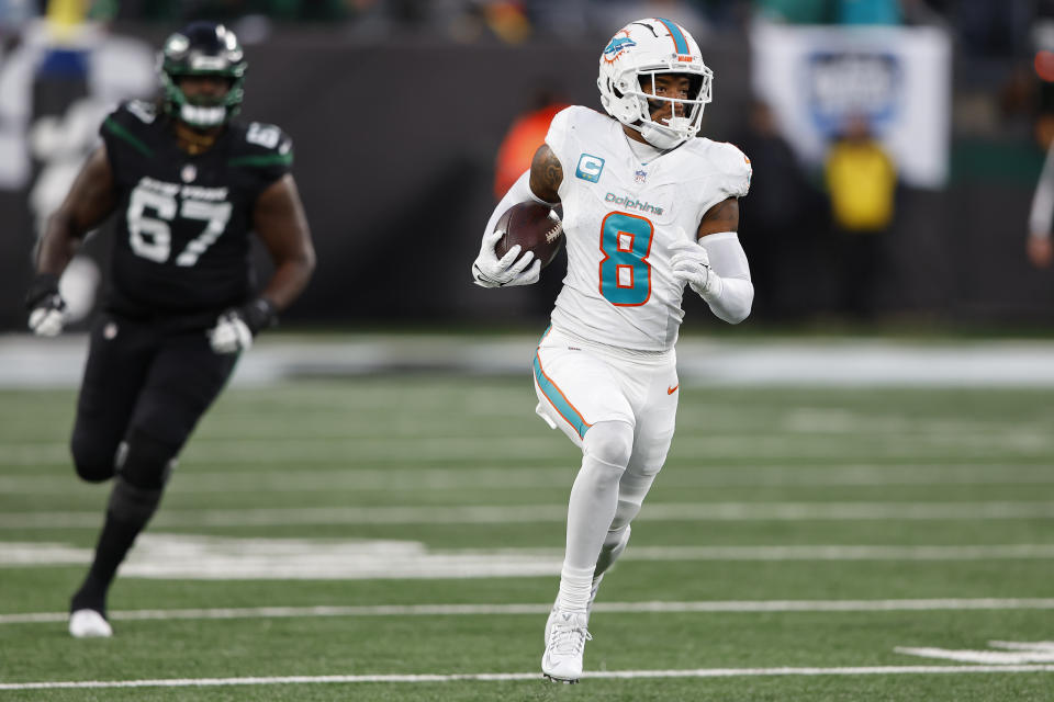 Jevon Holland, safety de los Dolphins de Miami, corre tras interceptar un envío en el partido del viernes 24 de noviembre de 2023, ante los Jets de Nueva York (AP Foto/Noah K. Murray)