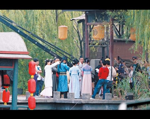 日前在橫店影城拍外景，葉璇當眾替林峯整理戲服，後者亦相當受落。