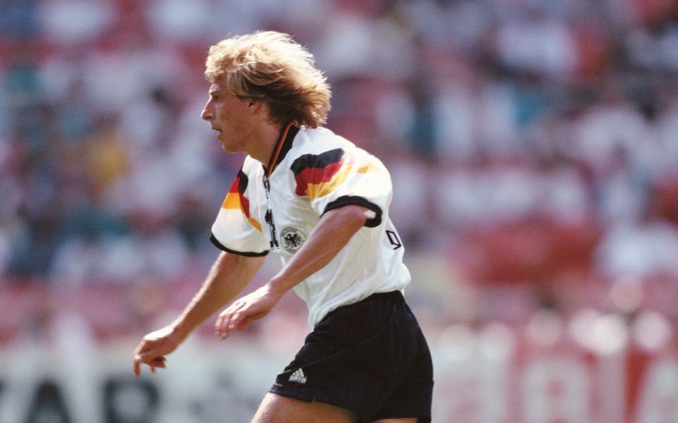 <p>Sieben Spiele, drei Tore - gemeinsam mit Rudi Völler bildete Jürgen Klinsmann die Sturmreihe bei der WM. Bis 1998 stand er für Deutschland auf dem Platz und erzielte in 108 Partien 47 Tore. Seine aktive Karriere führte den gelernten Bäckergesellen vom VfB Stuttgart über Inter Mailand und Monaco zu Tottenham und den Bayern. (Bild: 2019 Hulton Archive/David Cannon)</p>