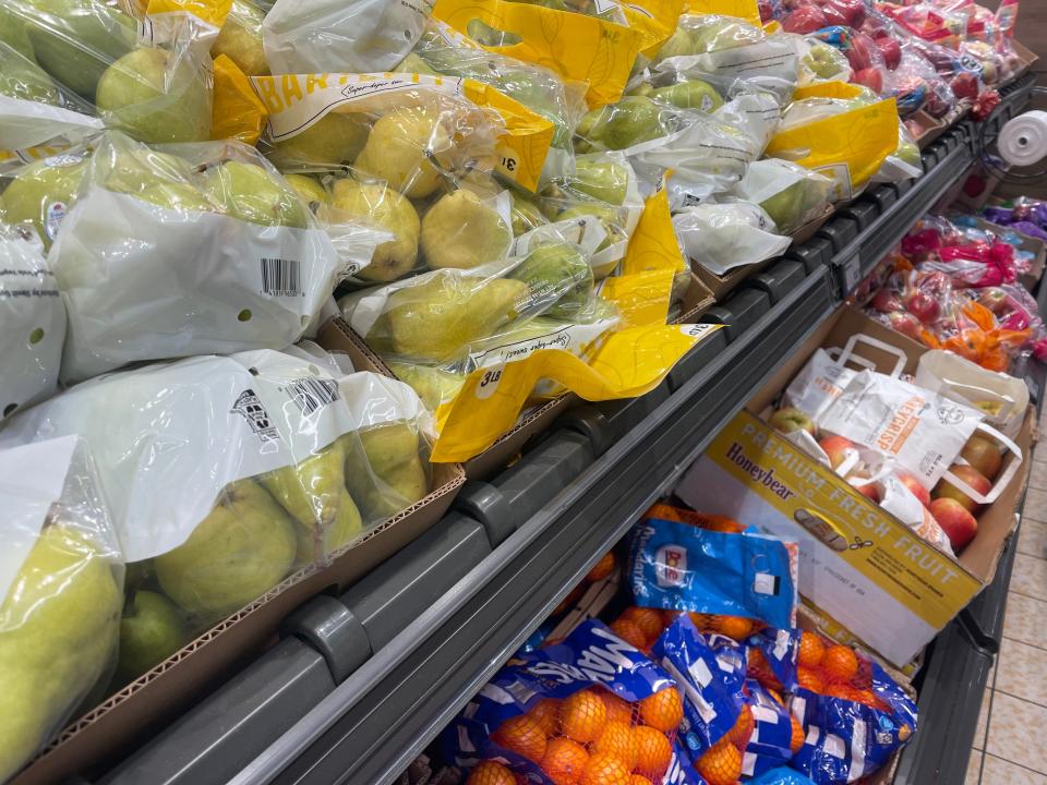 Pears, oranges, and apples on display at Aldi.