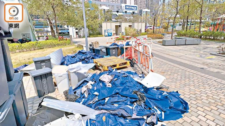 大量藍色帳篷帆布棄於一地，有如垃圾站。