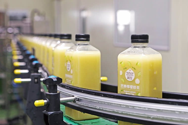 圖中的芭樂檸檬綠茶，是金利食安 旗下品牌「純在」的明星商品，在去年 外銷美國好市多。