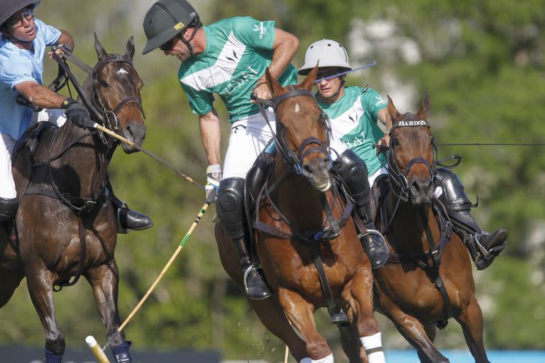 Facundo Pieres gira, con marca de Alejo Taranco; el argentino y el uruguayo tienen el mismo handicap, 9, solamente en los papeles.