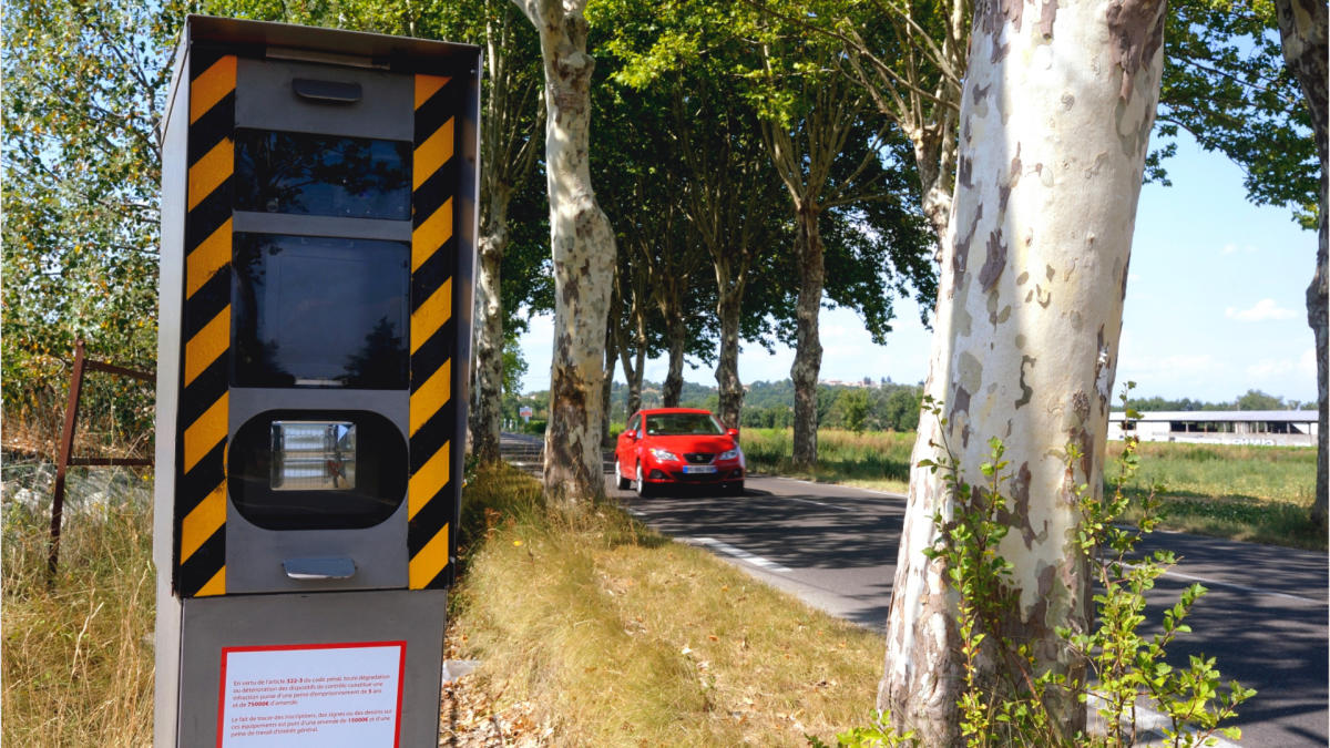 Peut-on éviter d'être flashé par un radar en mettant de la laque sur la  plaque d'immatriculation ? : Femme Actuelle Le MAG