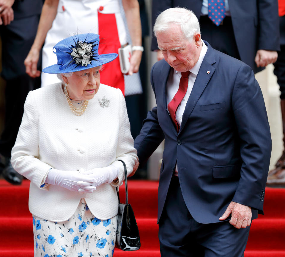 <p>Als David Johnston, der ehemalige Generalgouverneur von Kanada, der Queen an den Arm langte und damit gegen das königliche Protokoll verstieß, sie sich aber dennoch nichts anmerken ließ. (Bild: Getty Images) </p>