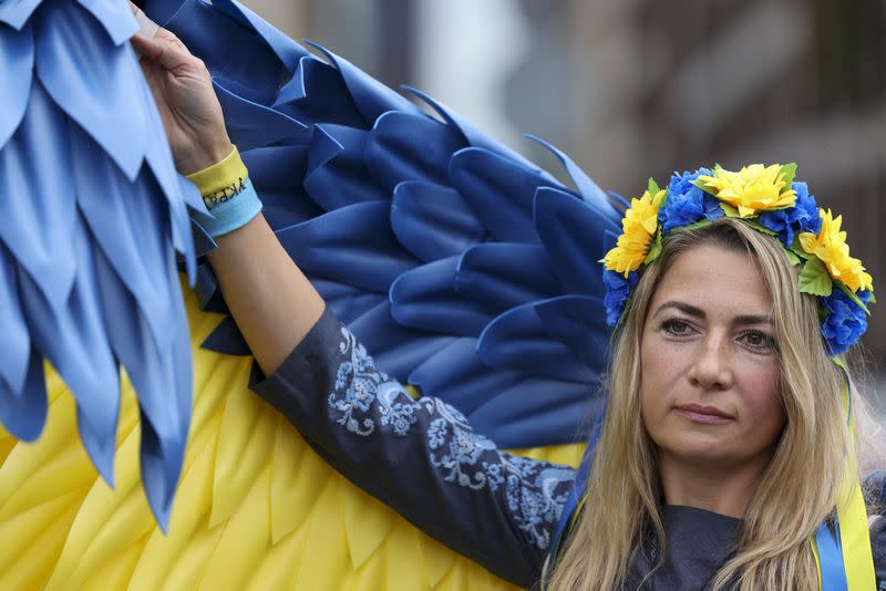 Una mujer sostiene la bandera de Ucrania en Fráncfort