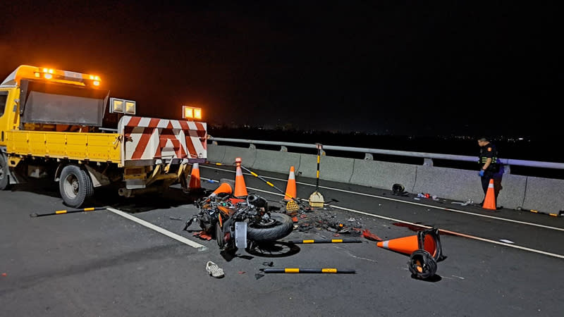 台東清晨機車疑撞工程車  2人命危送醫搶救 台東中華大橋正在進行伸縮縫補強改善工程，原雙線 道封閉1線道，19日清晨1部機車疑似撞上停在路旁工 程車，2人當場失去生命跡象，送醫搶救。 （民眾提供） 中央社記者盧太城台東傳真  113年4月19日 