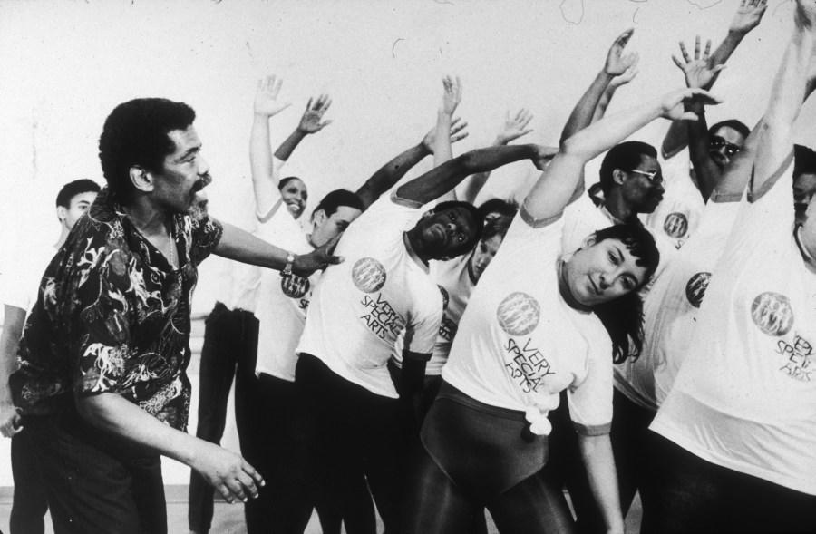 30th July 1986: American dancer and choreographer Alvin Ailey (1931-1989) instructs students during a class for the blind and visually impaired, in New York City. Ailey founded the Alvin Ailey American Dance Theater. (Photo by Vic de Lucia/New York Times Co./Getty Images)