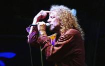 Dolly Partons Country-Version hatte mit dem Original von Led Zeppelin (im Bild: Sänger Roger Plant) nicht mehr viel zu tun. Fun Fact: Das wohl bekannteste Lied der 1980 aufgelösten Band war nie eine Single. Eigentlich zu ausufernd für die Radiostationen, lief "Stairway To Heaven" dann aber doch ab 1971 weltweit rauf und runter. (Bild: 2006 Getty Images/Jim Dyson)