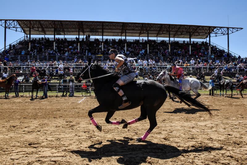 Indian relay race is run in Oklahoma