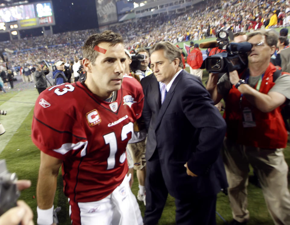 Kurt Warner leaves the field as the Pittsburgh Steelers beat the Arizona Cardinals 27-23 in Super Bowl XLIII.  (Photo by Joe Rimkus Jr./Miami Herald/Tribune News Service via Getty Images)