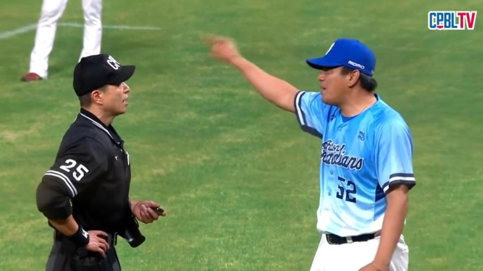 陳金鋒不滿向裁判抱怨球場的燈光問題。（圖／翻攝自YouTube@CPBL）