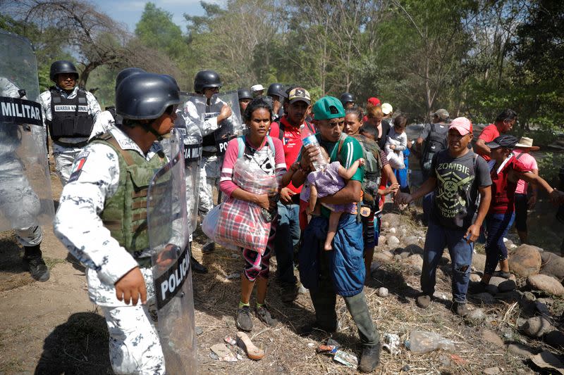 Foto del lunes de agentes de la Guardia nacional mexicana bloqueando el paso de migrantes en la frontera con Guatemala