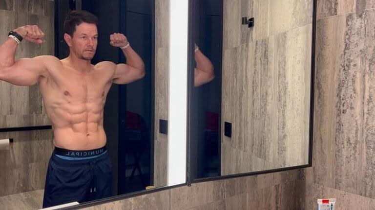Mark Wahlberg comparte fotos en sus redes sociales donde deja en evidencia sus músculos marcados, producto de un arduo entrenamiento y una alimentación saludable