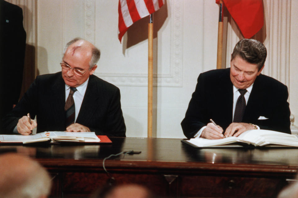 El líder soviético Mikhail Gorbachev y el President Ronald Reagan el día que firmaron el tratado Intermediate-range Nuclear Forces (INF) para reducir las armas nucleares en el año de 1987. (Photo by © CORBIS/Corbis via Getty Images)