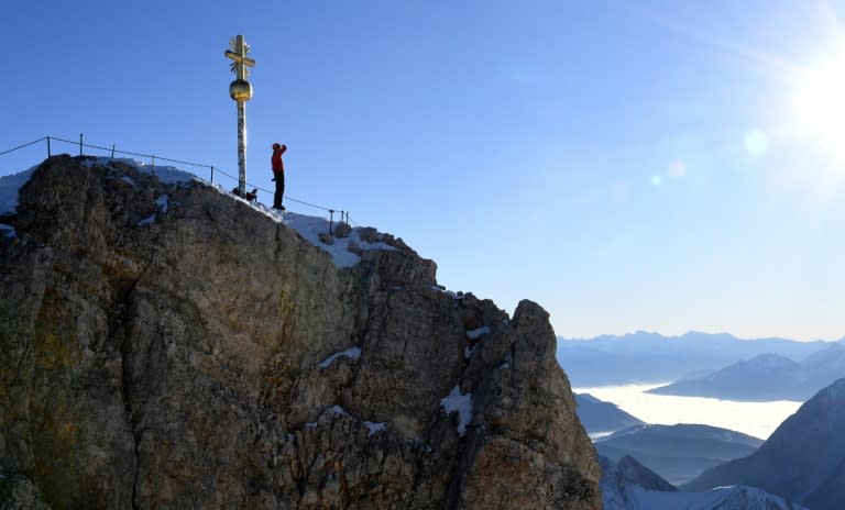 Ein Bergsteiger ist beim Aufstieg zur Zugspitze in die Tiefe gestürzt und gestorben. Der Mann fiel mehrere hundert Meter tief, wie die bayerische Polizei in Rosenheim mitteilte. (Christof STACHE)