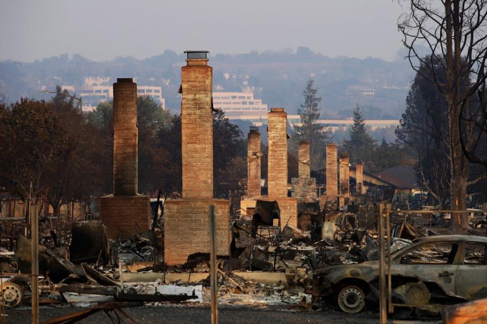 Una fila de chimeneas que quedaron en pie en un vecindario que fue arrasado por el incendio de Tubbs, cerca de Santa Rosa, California (Copyright 2019 The Associated Press. All rights reserved.)