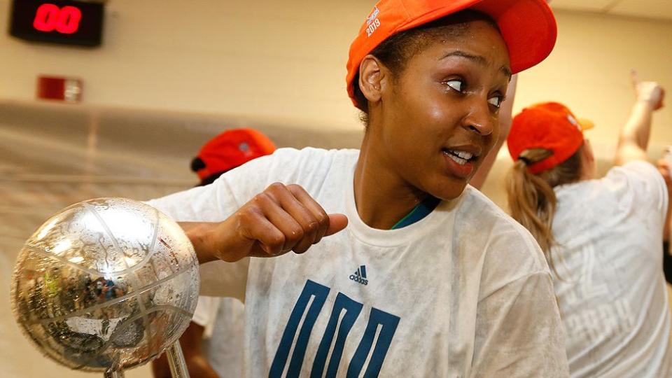 Maya Moore con e trofeo de campeonas