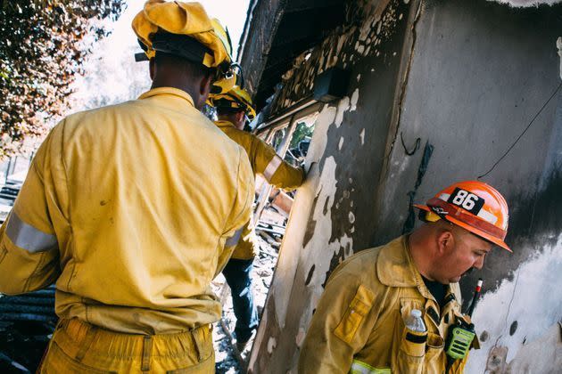 <p>Une famille revient dans les décombres de leur maison dans le quartier de Brentwood Californie ravagée par les flammes du Getty Fire.</p>