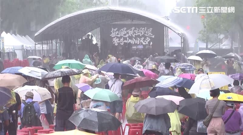 午後下大雨，青鳥行動現場。