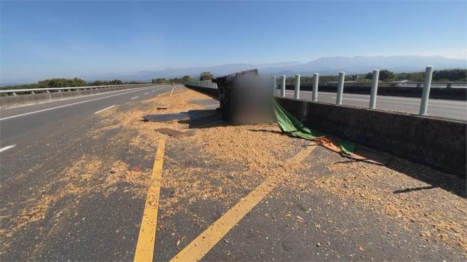 一天兩翻車！虎尾貨車自撞翻　苗栗聯結車國道爆胎翻覆