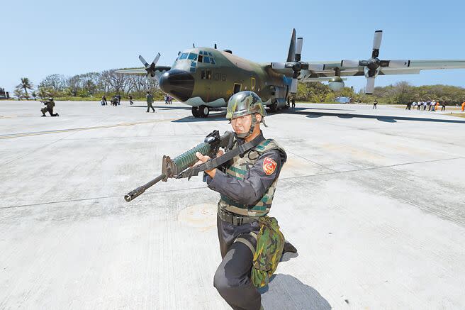 我國太平島是南沙群島中最大的自然生成島嶼，修建完成的機場跑道達1200公尺，可供空軍C-130H運輸機起降，目前由海巡署派員駐守，維護我國南疆主權。（本報資料照片）
