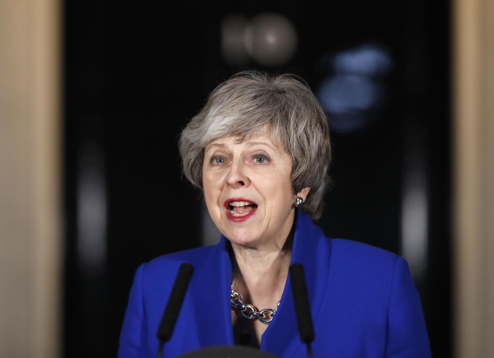 Theresa May bleibt trotz ihrer Brexit-Schlappe im britischen Parlament im Amt. (Bild: AP Photo/Frank Augstein)