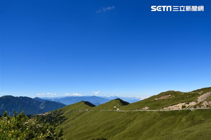 騎乘上武嶺後，合歡主峰與東峰四周山線盡收眼底（圖／雲朗觀光集團提供）