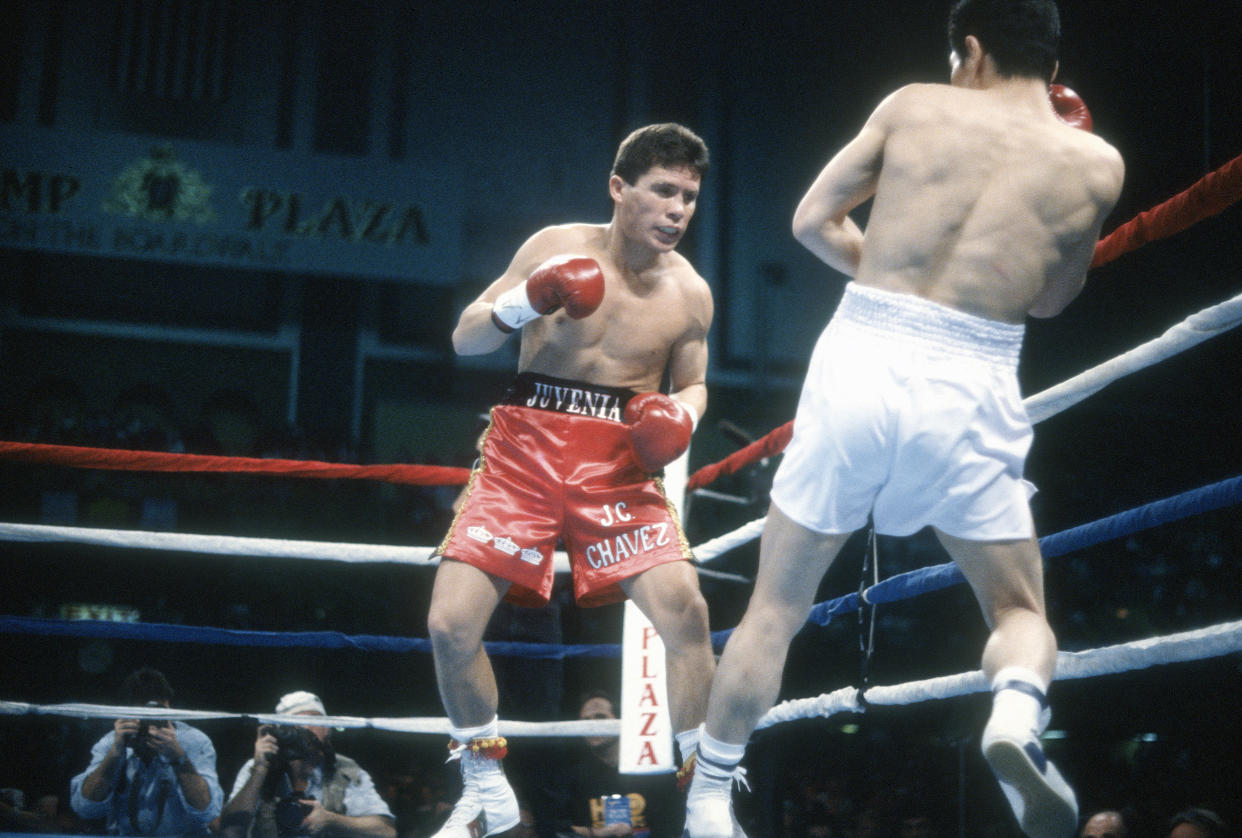 Julio César Chávez enfrentando a Kyung-Duk Ahn por los campeonatos CMB y FIB de peso superligero. (Getty Images)