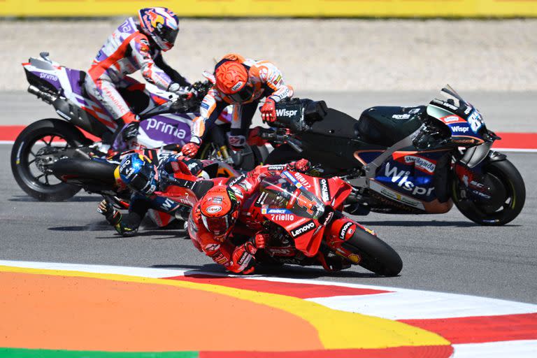 Marc Márquez (Honda) atropella y derriba a Miguel Oliveira (GasGas) en el primer giro del Gran Premio de Portugal; el catalán se fracturó un dedo de la mano derecha, fue operado y recibió una sanción de doble Long Lap cuando se retorne a la actividad