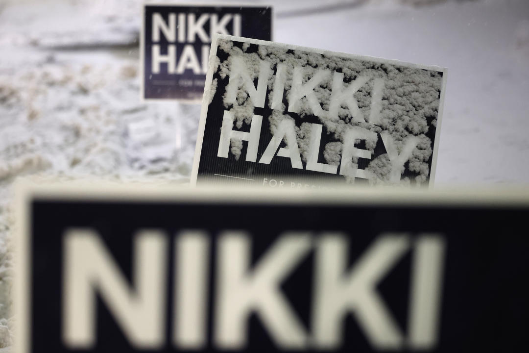 Campaign signs for Nikki Haley