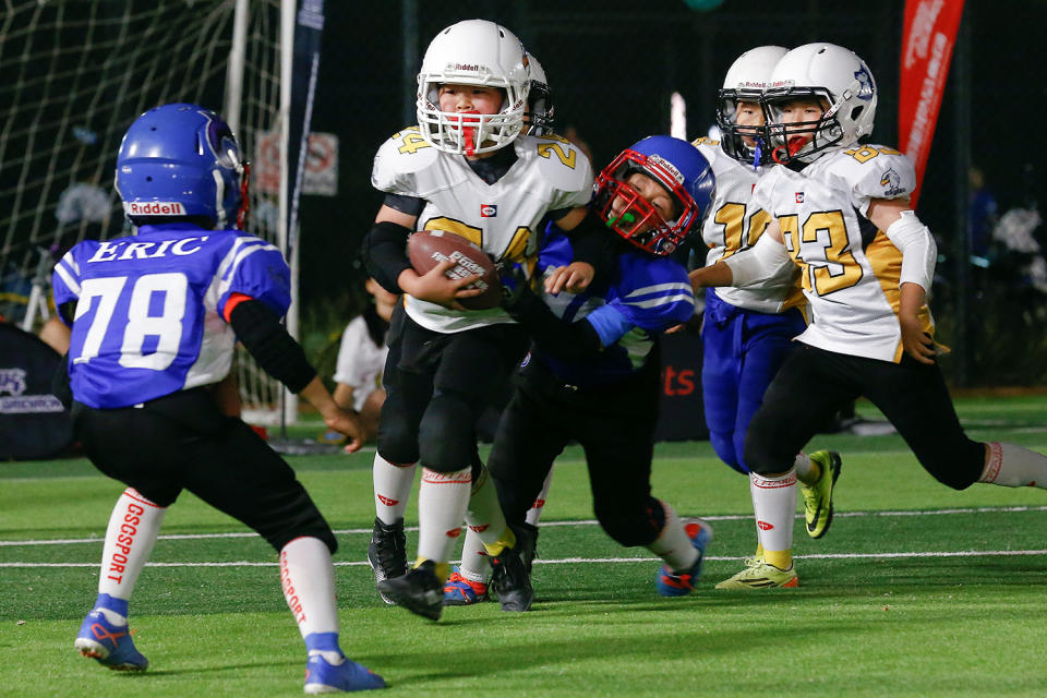 <p>A Sharklets player attemps a tackle against an Eagles running play during their Future League American football youth league match in Beijing, May 26, 2017. (Photo: Thomas Peter/Reuters) </p>