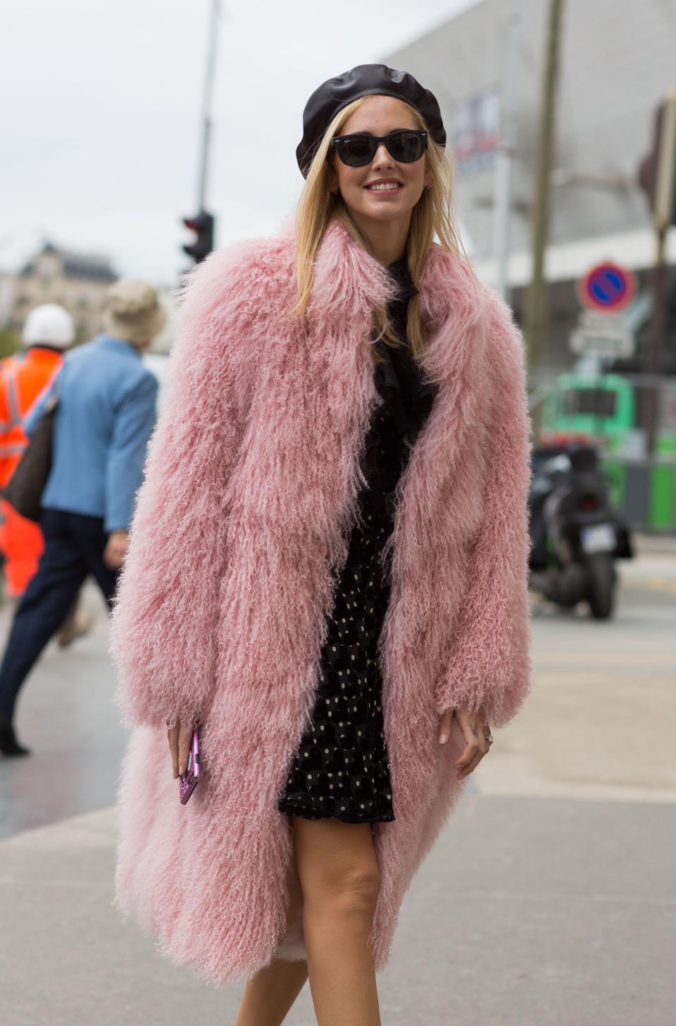 <p>Darum wollen wir plötzlich alle wie Plüschmonster aussehen: Fake-Fur-Mäntel sind nicht nur warm und kuschelig, sondern sorgen auch für eine Abwechslung in der Wintermantel-Einöde. Bei Influencerin Chiara Ferragni kommt in Pink jedenfalls bestimmt keine Langeweile auf. (Bild: Rex Features) </p>