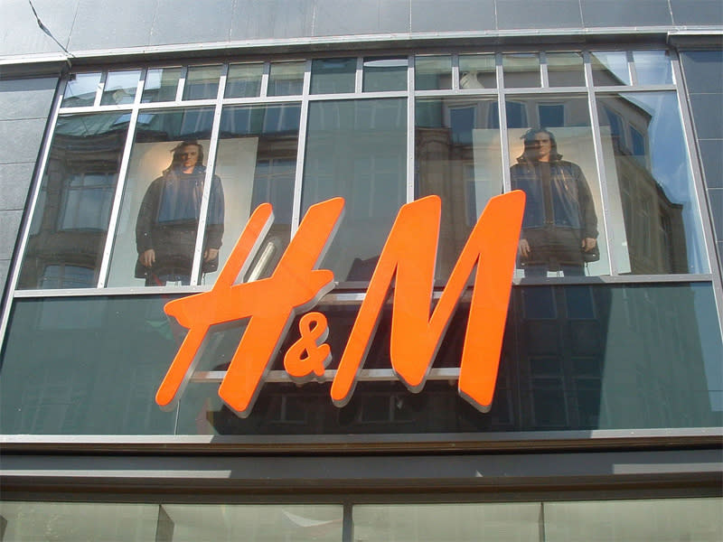 <p><b>H&M </b> <br><br> Der Firmengründer Erling Persson reiste 1946 in die Vereinigten Staaten und kam mit der Geschäftsidee zurück, modische Kleidung zu günstigen Preisen anzubieten. Daraufhin gründete er 1947 das schwedische Textileinzelhandelsunternehmen in Västerås, Schweden. Anfangs konzentrierte er sich auf Frauenkleidung und nannte seinen Laden „Hennes“, was auf Schwedisch „ihres“ oder „für Sie“ bedeutet. 1968 erwarb Persson dann die Voraussetzungen für eine Kette, indem er das Lager eines Jagdausrüstungsladens namens „Mauritz“ Widforss aufkaufte. Im Inventar des Ladens befand sich auch eine Ansammlung von Männerkleidung, und Persson war aufgefordert, in die Männerkleidung zu expandieren. So benannte er das Unternehmen „Hennes & Mauritz“, was später zu H&M abgekürzt wurde. (Bild: <a rel="nofollow noopener" href="http://commons.wikimedia.org/wiki/File:H_und_M_Logo_in_Hamburg.jpg" target="_blank" data-ylk="slk:Wikipedia Creative Commons: Manfred Sauke;elm:context_link;itc:0;sec:content-canvas" class="link ">Wikipedia Creative Commons: Manfred Sauke</a>) </p>