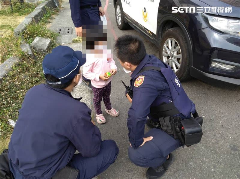 2歲的吳姓小女童與父母走失，熱心民眾報警協尋。（圖／翻攝畫面）