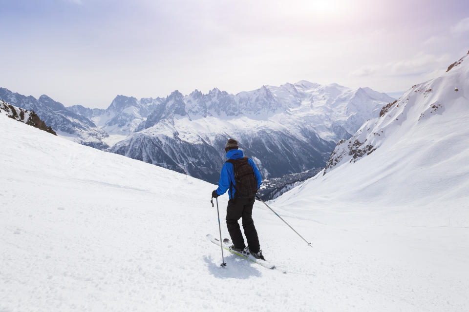 Ski skieur sur piste rouge dans les montagnes des Alpes près de Chamonix, France