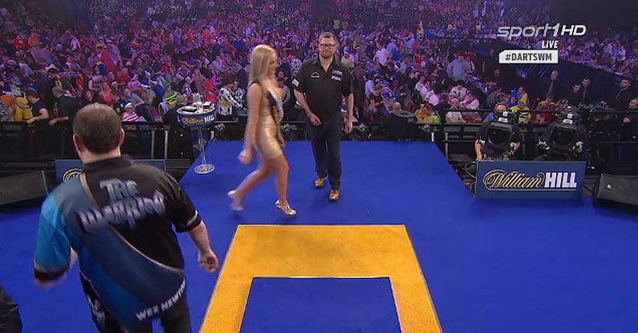 Sag' mal geht's noch? Du kannst doch hier nicht einfach durchlatschen! Beim Duell zwischen James Wade und Wes Newton stört dieses blondes Walk-on-Girl die Konzentration