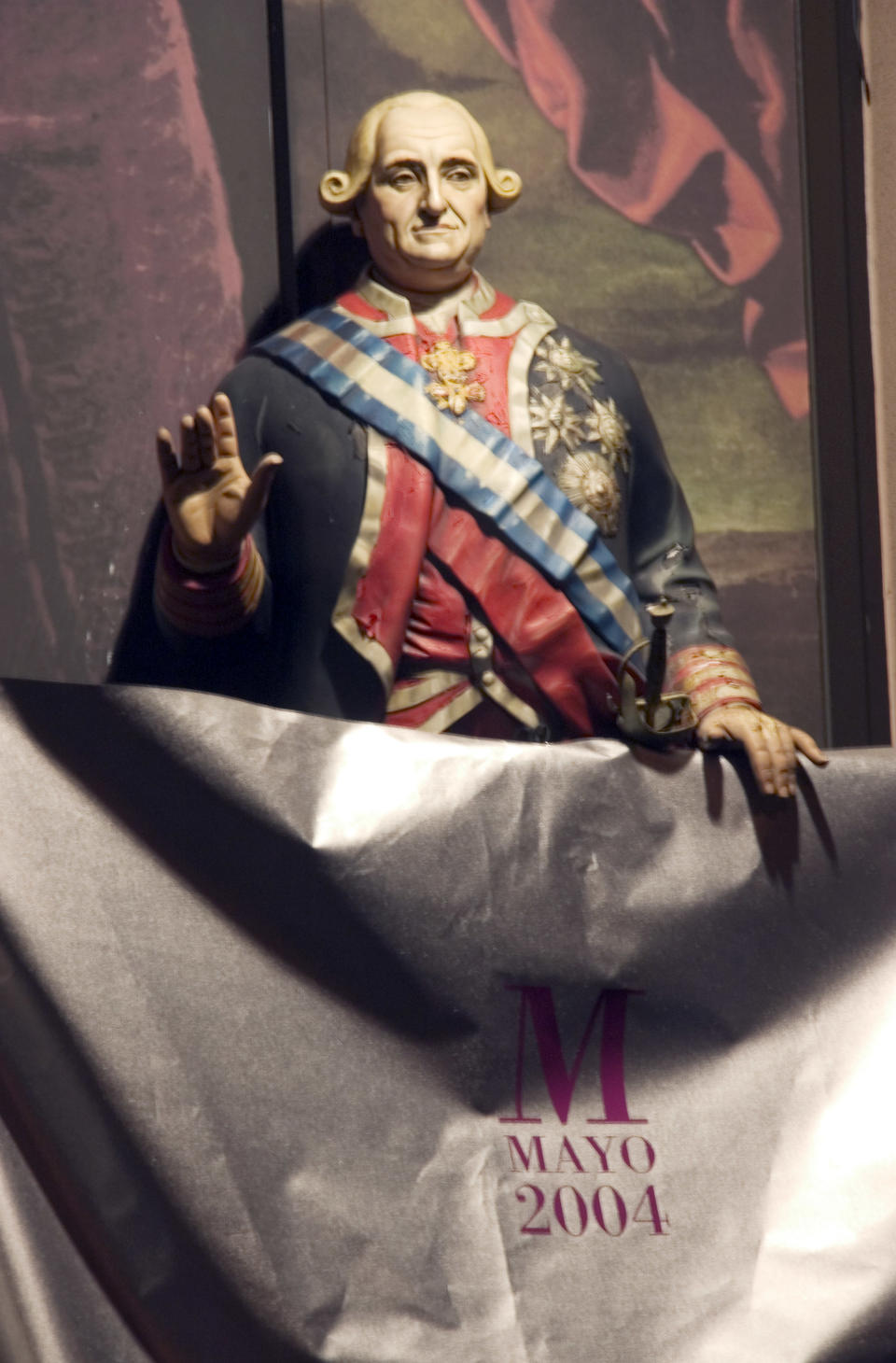 20.10.2004. Paseo del Prado, Madrid (Spain). King Carlos III figure in a store of souvenirs.  (Photo by Fernando Camino/Cover/Getty Images)