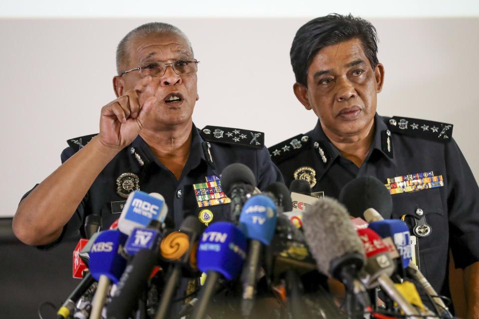 Noor Rashid Ibrahim, subjefe de la policía nacional de Malasia, izquierda, acompañado del jefe de la policía de Selangor, Abdul Samah Mat, habla durante una conferencia de prensa en los cuarteles de la policía nacional, en Kuala Lumpur, Malasia, el domingo 19 de febrero de 2017. Imágenes de cámaras de seguridad obtenidas por la televisión japonesa parecen mostrar un cuidadoso y deliberado ataque ocurrido la semana pasada en Malasia contra el exiliado medio hermano del gobernante de Corea del Norte. (AP Foto/Vincent Thian)