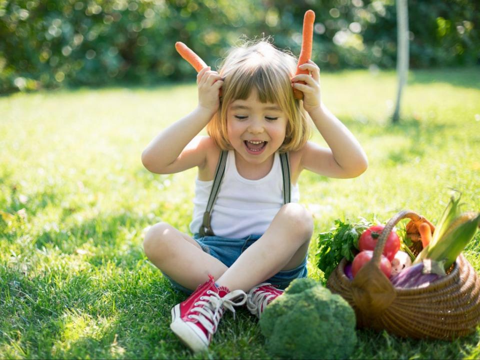 Una niña con una cesta de verduras (Getty Images/iStockphoto)